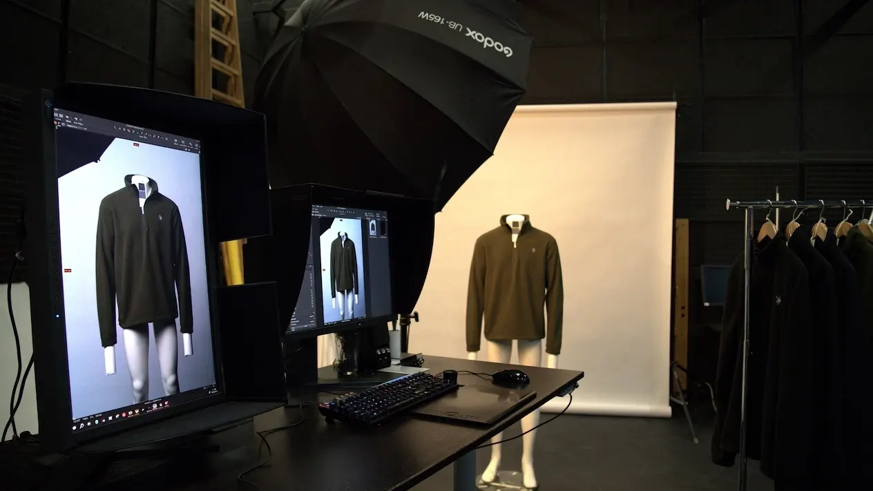 Produktfoto-studie med tethered workstation, softbox og vareprøve på mannequin foran hvidt sweep